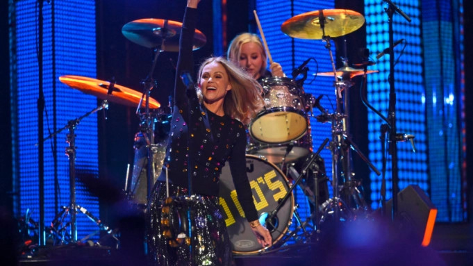 Carlisle performing with the Go-Go’s at their 2021 Hall of Fame Induction